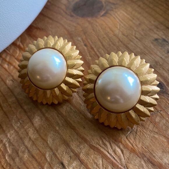 💛 Monet Pearl Sunflower Clip On Earrings - Picture 1 of 6